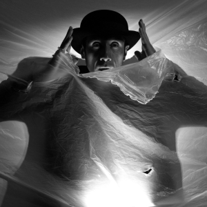 La Compañía Onírico Danza-teatro Del Gesto Reestrena La Obra Errantes-Viaje A La M Photo