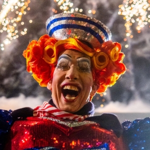 Photos: PETER PAN Star Andrew Ryan Rings In the Holidays At the Jewellery Quarter Christma Photo