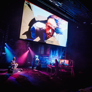 Photos: In Rehearsal for WAR OF THE WORLDS From imitating the dog Photo