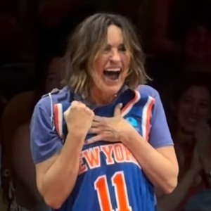 Video: EVERY BRILLIANT THING Star and Knicks Superfan Mariska Hargitay Celebrates Game 4 Win On Stage