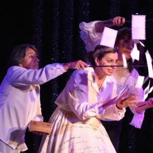 Regresa A La Sala CCB La Puesta En Escena Fotografía De Tres Muchachas