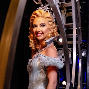Photos: WICKED Celebrates 19th Anniversary in London With '5 Minute Call' Photo
