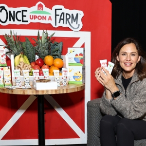 Photos: Jennifer Garner Celebrates Once Upon A Farm Refrigerated Oat Bar Launch in Br Photo
