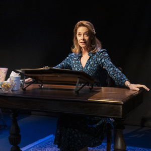 Photos: Sharon Lawrence and Maureen McCormick in PEN PALS Photo