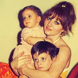 Cast Set For LIVING At Sheffield Theatres Photo