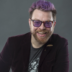 Travis McElroy Joins DUNGEONS & DRAGONS The Twenty-Sided Tavern for a Special Limited  Photo