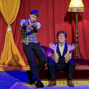 ASSASSINAT PER A DOS llega al Teatre Goya por primera vez en catalán Photo