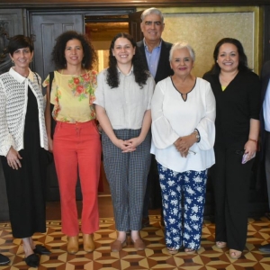 Recibe Daniela Arroio El Premio Bellas Artes De Obra De Teatro Para Niñas, Ni&ntild Photo