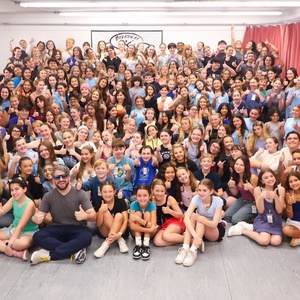 Photos: SCHMIGADOON! Star Alex Brightman Visits With Young Performers at Broadway Art Photo