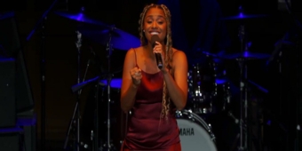 Video: Ariana DeBose Biểu Diễn 'Fix You' của Coldplay tại Gala của Lincoln Center