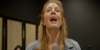 视频：杰西卡·菲利普斯演唱《我们留下什么》的主题曲