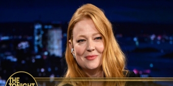 Video: Sarah Snook Blikt Terug op Keanu Reeves die Haar Tony Award Overhandigde