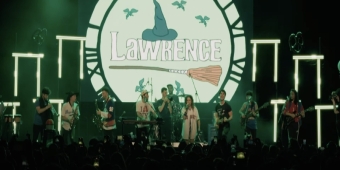 视频：格蕾西·劳伦斯和达伦·克里斯现场演唱《发胶》、《女巫前传》等音乐剧串烧