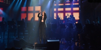 비디오: 리아 미첼과 CHESS 출연진이 THE LATE SHOW에서 'Nobody's Side' 공연