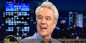 ビデオ: ブロードウェイの『アメリカン・ユートピア』がデヴィッド・バーンをスタンドアップ・コメディへ導いた経緯