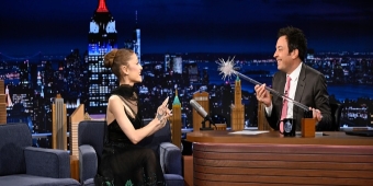 Video: Ariana Grande und Jimmy Fallon singen WICKED, DER KLEINE HORRORLADEN & mehr in einem Duett-Medley