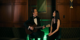 वीडियो: रीव कार्ने और ईवा नोबलेज़ाडा ने 'द ग्रेट गैट्सबी' के 'माय ग्रीन लाइट' का ध्वनिक संस्करण गाया