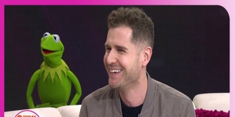 Vídeo: Rob Lake e Caco, o Sapo Apresentam Prévia de Show da Broadway com Truque de Mágica ao Vivo