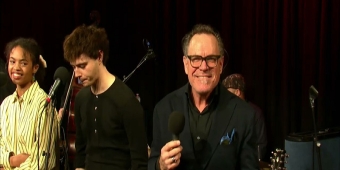 वीडियो: ग्रीन स्पेस कॉन्सर्ट में हैडस्टाउन गाने प्रस्तुत करते मोर्गन डडली, जैक वोल्फ और अन्य कलाकारों को देखें।