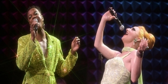 Video: Plasma en J. Harrison Ghee voeren 'That's Life' uit van nieuw livealbum uit