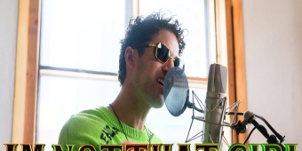 Vidéo : Darren Criss s'associe à Third Reprise pour une reprise pop rock des années 80 de 'I'm Not That Girl' de WICKED