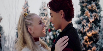 Vídeo: Freya Skye & Malachi Barton Revivem Personagens de ZOMBIES no Clipe de 'Snow Angels'