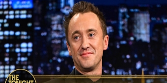 वीडियो: टॉम फेल्टन ने 'हैरी पॉटर एंड द कर्स्ड चाइल्ड' के विशेष प्रभावों की प्रशंसा की