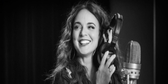 Escucha: Melissa Errico Comparte la Canción Navideña 'La Primavera Llegará un Poco Tarde Este Año'