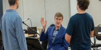 비디오: 로렌스 오키프, '배트 보이'의 업데이트된 악보 해설