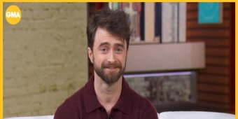 वीडियो: डेनियल रैडक्लिफ ने "एवरी ब्रिलिएंट थिंग" में ब्रॉडवे पर वापसी की झलक दिखाई