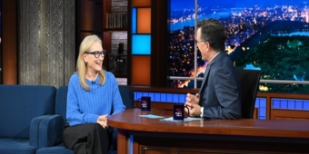 Βίντεο: Η Μέριλ Στριπ Μοιράζεται Απόσπασμα από το THE DEVIL WEARS PRADA 2, Εκφράζει Ενθουσιασμό για το MAMMA MIA 3 στο THE LATE SHOW