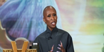 비디오: 신시아 에리보, 브로드웨이 '위키드'에서 엘파바 역을 맡을 의향이 있는지 밝히다