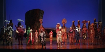 视频：《狮子王》中的奇迪·曼耶以“拉菲奇”身份进行历史性告别谢幕