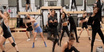 Video: Ein Blick hinter die Kulissen der Proben für CHESS am Broadway