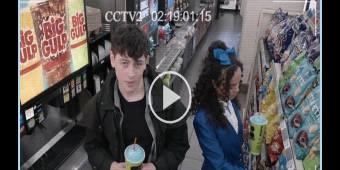 Video: Mira a Casey Likes y Lorna Courtney en el video musical 'Freeze Your Brain'