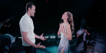 视频：阿娜·维拉法涅和乔丹·多尼卡在竞技场剧场表演《该死的扬基队》二重唱《两颗迷失的心》