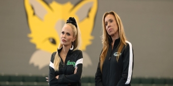 Fotos/Vídeo: Kristin Chenoweth é Treinadora de Cheerleaders Universitárias no Trailer de STUMBLE