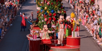 Video: Bekijk de Volledige DISNEY PARKS MAGICAL CHRISTMAS DAY PARADE met Nicole Scherzinger