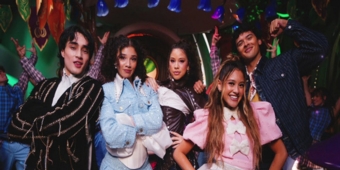 वीडियो: डिसेन्डेंट्स: विकेड वंडरलैंड कास्ट ने डिज्नीलैंड में नए गाने 'परफेक्ट प्रिंसेस' का प्रदर्शन किया