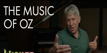 Vídeo: Stephen Schwartz e John Powell Falam Sobre a Música de WICKED: FOR GOOD em Novo Featurette