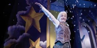 Vídeo: Veja os Melhores Momentos de Cathy Rigby em PETER PAN GOES WRONG