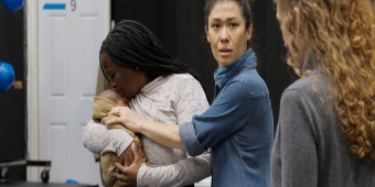 视频：观看《靠我们的屁股》排练时的“搞砸一切”