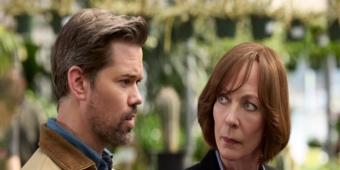 Video: Andrew Rannells und Allison Janney spielen in MISS YOU, LOVE YOU Trailer