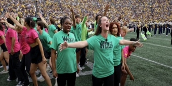 视频：密歇根大学呈现精彩中场秀