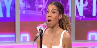 वीडियो: अलिशा डेसलोरियू सिंग्स 'माई डेज़' फ्रॉम द नोटबुक टूर