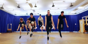 Video: 'Cool' i repetitioner för WEST SIDE STORY på Paper Mill Playhouse