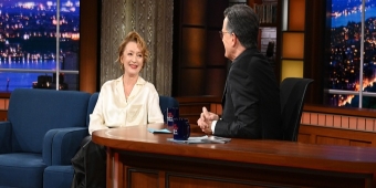Video: Lesley Manville condivide la differenza tra il pubblico di Londra e quello di New York