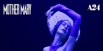 वीडियो: ऐनी हैथवे ने 'माई माउथ इज़ लोनली फॉर यू' गाया MOTHER MARY क्लिप में