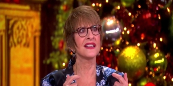 वीडियो: पैटी ल्यूपोन और मैंडी पेटिनकिन ने THE VIEW पर आजीवन दोस्ती के बारे में की बातचीत