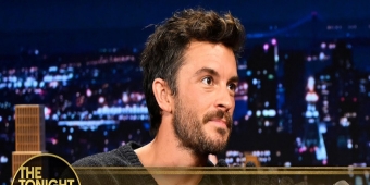 视频：乔纳森·贝利被《人物》评为“全球最性感男士”；在《今夜秀》预览《邪恶：为了更好》